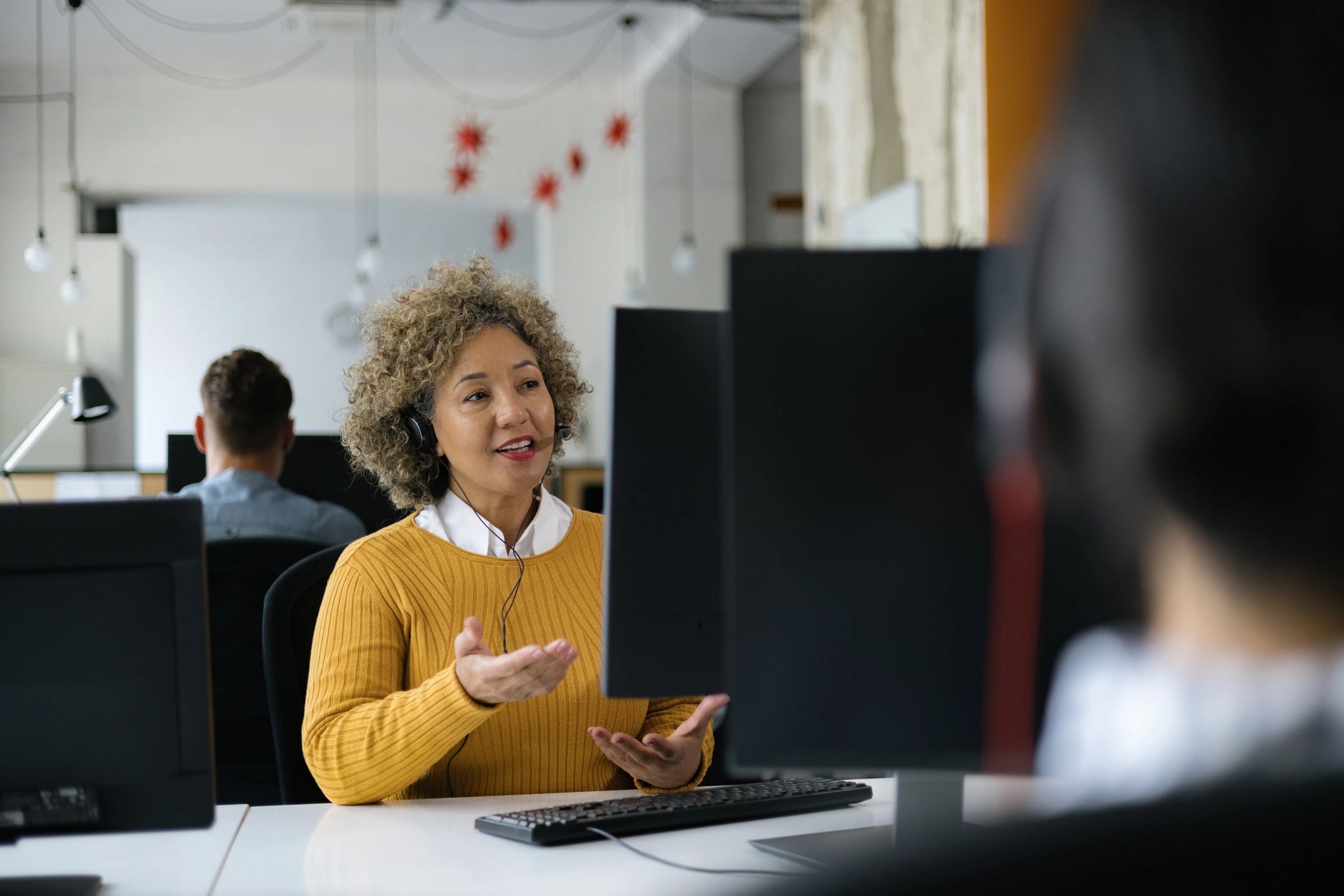 IT support professional assisting a client